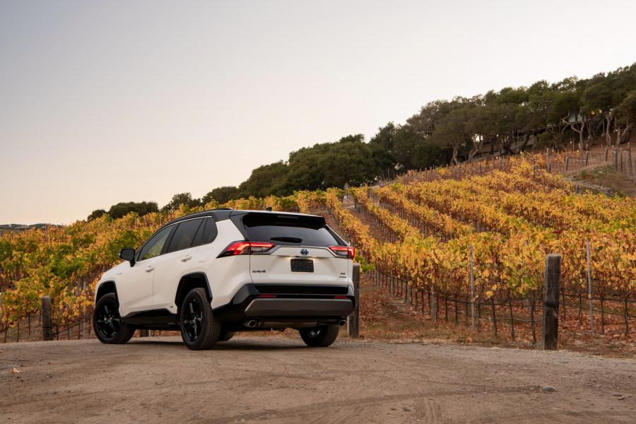  Toyota RAV4 XSE Hybrid 2018 года  (NA) (фото 14 из 71)